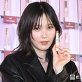本田翼、レザーワンピ×黒ストッキングでほっそり美脚披露 多幸感メイクで華やかオーラ放つ【YSL LOVENUDE HOTEL】 画像
