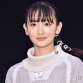 生駒里奈、白ノースリワンピ姿に絶賛の声「美しいデコルテに目が釘付け」「透明感が凄すぎる」と反響 画像