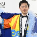 「KANSAI COLLECTION 2026 SPRING＆SUMMER」囲み取材に応じた吉村大阪府知事（C）モデルプレス