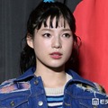 石井杏奈、ミニ丈ボトムス着用で美脚際立つ「スタイル抜群」「何着ても似合ってる」撮影オフショットに反響 画像