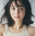 佐々木希、デビュー20周年記念し10年ぶりのカレンダー決定 “目が合いすぎる”コンセプトに撮影 画像