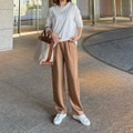 白ロンＴはスラブ素材で表情豊かに。×キャメルパンツを合わせた軽やかスタイル。【40代の毎日コーデ】 画像