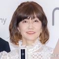 松本伊代、AKB48ミニスカ衣装から美脚スラリ「現役アイドルみたい」「似合ってて可愛すぎる」の声 画像
