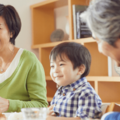 少しぎこちない祖父と6歳の孫。すると「なんで…」お笑い番組を見た孫の鋭い一言に「心がほっこり」 画像