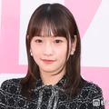 川栄李奈、ミニワンピ×ハイソックスで美脚スラリ「スタイル良すぎ」「美女オーラすごい」と反響 画像