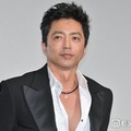 大沢たかお、シンプルコーデ＆“変装なし”で横須賀駅ホームショット公開「爽やかすぎる」「遭遇したい」と反響 画像