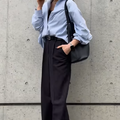 ブルーシャツ×ブラックワイドパンツが大人かっこいい。きれい見えとアクティブ感を両立する着こなし術【40代の毎日コーデ】 画像