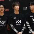JO1＆INIスペシャルユニット「JI BLUE」子どもたちのサッカー教室にサプライズ登場 手加減なしの白熱ゲームで盛り上がる 画像