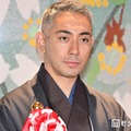 市川團十郎、木漏れ日の中での子ども2人の散歩ショットに反響「大きくなってる」「身長同じくらいで可愛い」 画像