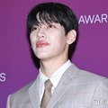 GOT7ベンベン、チェック柄スーツ姿でオーラ放つ 日本開催イベントに降臨【クランチロール・アニメアワード2026】 画像