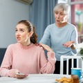 悲しむ友人や家族を励ますつもりが逆効果⁉「余計なお世話」にならないために気を付けるべきこと【精神科医がアドバイス】 画像
