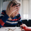 「貯蓄2700万円でも安心できない」60歳女性・夫の急死で年金が月25万円→14万円に⁉ もしも今、夫が亡くなったら「おひとりさま」でも生きていけるお金はある？ 画像