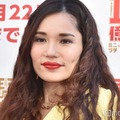 平野ノラ、美脚スラリのミニスカ×ロングブーツ姿「それスノ」ママコーデに「着こなし最高」「爽やかセクシー」と反響 画像