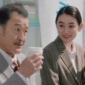 吉田鋼太郎、八木莉可子／新TVCM「FAMIMA CAFE刷新うまさに驚け。」篇（提供写真）