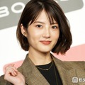 元乃木坂46若月佑美、ハイトーンヘアで雰囲気ガラリ 美脚際立つオフショットに「雰囲気全然違う」「髪型も衣装も似合いすぎ」の声 画像