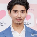 賀来賢人「子供に無理矢理作らされ」「よく分からないラインナップ」シール帳公開 バッグの中身に「賀来パパ萌える」「尊い」の声 画像