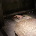 マンホールに棲むもの「ホラーにふれる展 -映画美術の世界-」