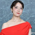 上白石萌音、ワンショルダードレスで美デコルテ際立つ ほっぺハートも照れながら披露【Mrs. GREEN APPLE presents「CEREMONY」】 画像