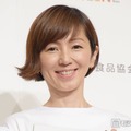 渡辺満里奈、蛍光ピンクスカートから美脚スラリ「スタイル良すぎてびっくり」「着こなせるのさすがです」と反響 画像