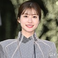 生見愛瑠、ピンクのミニスカ制服で美脚スラリ「可愛すぎる店員さん」「アイドルみたい」と絶賛の声 画像