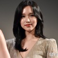 TWICEミナ、胸元ざっくりドレスで美デコルテ披露「女神降臨」「大人の魅力全開」と反響 画像