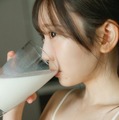 日向坂46藤嶌果歩、朝のひと時過ごすリラックスショット 1st写真集先行カット第9弾解禁【果実の歩幅】 画像