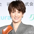 吉瀬美智子「本日よりクリクリパーマヘア」新ヘア公開で反響「雰囲気変わる」「オシャレですね」 画像