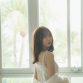 日向坂46藤嶌果歩、朝の“ちょっぴり眠たい”1枚・背中空いた大人っぽい衣装カット…1st写真集裏表紙4種公開【果実の歩幅】 画像