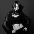 工藤静香、アスリート並みバキバキ腹筋披露 女王に扮した新曲「Dynamic」MV公開 画像