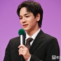JO1豆原一成、左手薬指に“指輪” 新郎姿で大御所女優を腕組みエスコート【夫婦と16歳～狂気の隣人～】 画像