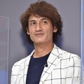 本並健治「ヘアカラー」鏡越しの自撮りショット公開「仕上がりが楽しみです」「何色になるんだろう？」の声 画像