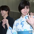 内田有紀（右）の手を繋いでエスコートする寺西拓人（左）（C）モデルプレス