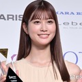 生見愛瑠、肩出しトップスで美デコルテ披露「ビジュ爆発」「大人っぽくて似合ってる」と絶賛の声 画像