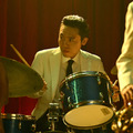 ドラム：石若駿／『SUKIYAKI 上を向いて歩こう』© 2026 映画「SUKIYAKI 上を向いて歩こう」製作委員会