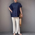 インディゴシャツ×白パンツ。オフィスでもなじむ涼し気パンツスタイル【40代の毎日コーデ】 画像