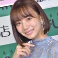 岡田紗佳、ミニスカ×柄ストッキング衣装でスラリ美脚披露「等身バランス神」「脚長すぎ」 画像