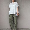 控えめなゴールドボタンが上品。きれいめリネンシャツで作る夏の余裕【40代の毎日コーデ】