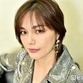 相川七瀬、美脚際立つショーパン×ロングブーツコーデ公開「かっこいい」「スタイル抜群」と絶賛の声 画像