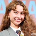 peco、美脚際立つ真っ白ショーパンコーデ披露「オシャレな着こなし」「脚のラインが綺麗すぎ」の声 画像