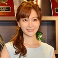白洲迅の妻・竹内渉、ほっそり二の腕際立つノースリコーデに絶賛の声「憧れのスタイル」「大人カジュアルおしゃれ」 画像