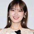 元乃木坂46高山一実、ノースリ×ショート丈ボトムス姿 ベッド上での写真公開「大人な表情も素敵」「綺麗で可愛いのは反則」 画像