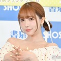 三上悠亜、ピンクビキニ姿披露「美ボディ」「スタイル最高」の声 画像