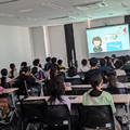 真剣な表情で講演をきく子供たち