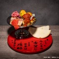 【エレン・ミカサ】情熱の辛口ソースとセセリ肉のピタパン〜滾る血脈のロンド〜税込1,990円（C）諫山創・講談社／「進撃の巨人」The Final Season製作委員会