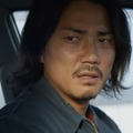 『見えない娘 THE INVISIBLES』ただならぬ警戒心でタクシー運転手を見つめる学