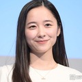 堀田真由、美肩際立つボリューム黒ドレス姿公開「華奢な肩憧れる」「上品な雰囲気で素敵」と絶賛の声 画像