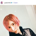 TRF・YU-KI、網タイツ×ミニスカ姿で人気シンガーソングライターと密着ショット「スタイルキープがすごい」「引き締まってる」 画像