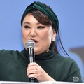 フォーリンラブ・バービー「娘が2歳になったので」夫・娘・飼い犬との仲良しショット公開 埼玉家族旅行へ「旦那さんが支えてて愛」「娘さん大きくなってますね」の声 画像