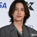 INI池崎理人、海での上裸姿公開「背中と腕がでかすぎる」「美しい筋肉」の声 画像