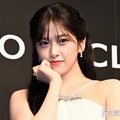 IVEユジン、美ウエスト際立つミニ丈トップスコーデ 香港ショットに「可愛すぎて夜でも目立つ」「スタイル神」と反響 画像